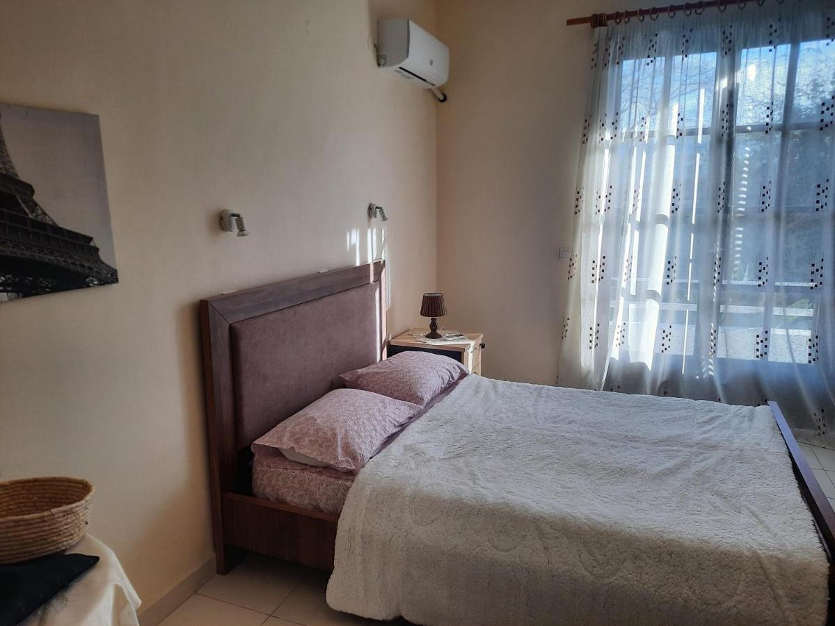 Bianca Gazde/Camere de închiriat Kremastí